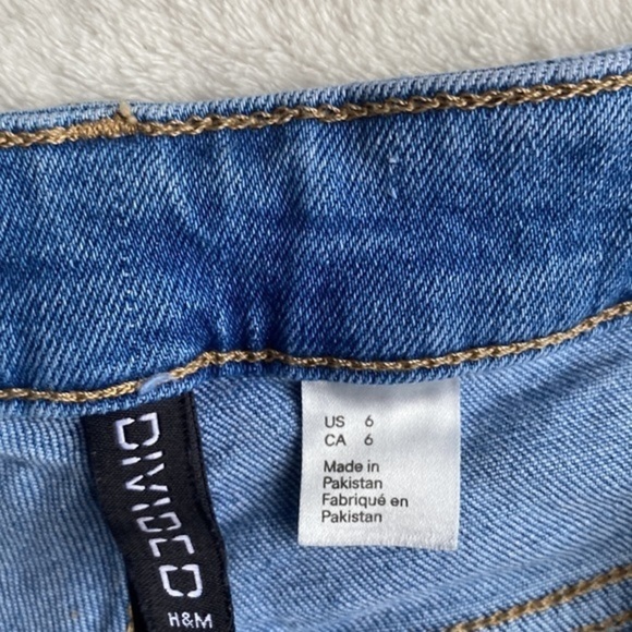 Womens Divided H&M Jean Shorts: Size 6 - Stylish and Comfortable!‎ - Picture 3 of 5
